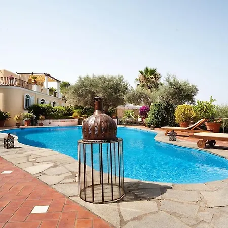 Villa With Pool&5000 Mq&private Garden In Capri *